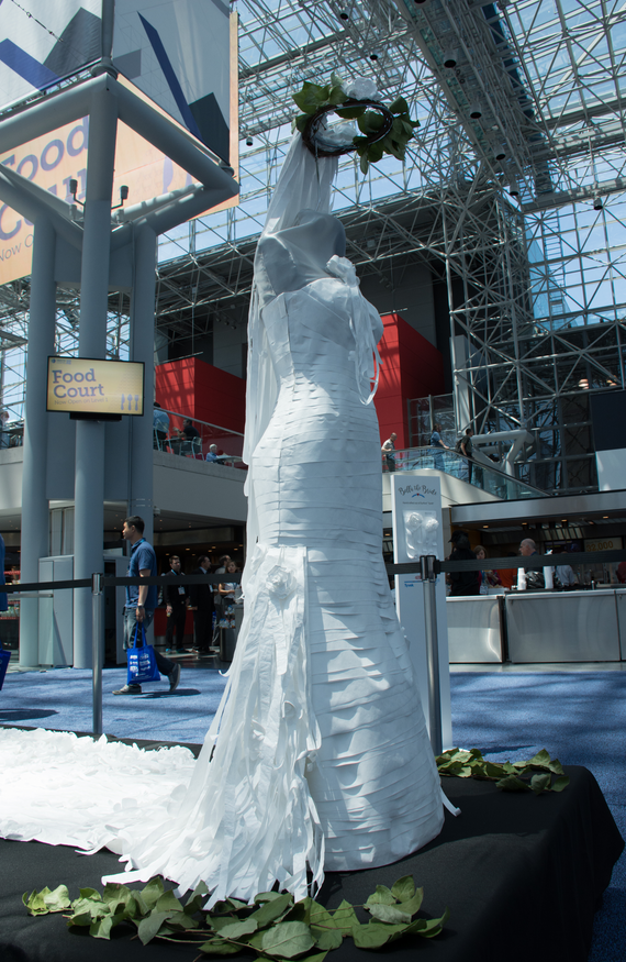 贝拉新娘雕塑现身塑料展会 传递可持续发展信